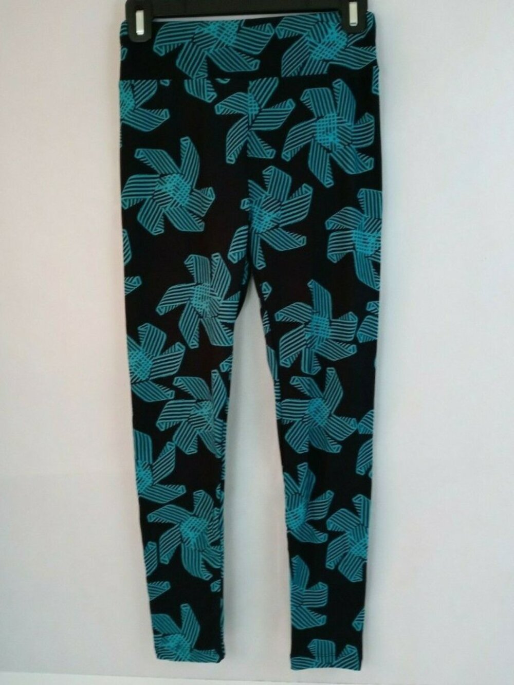 New LuLaRoe One Size Leggings Black With Jade Pinwheel Floral Design
